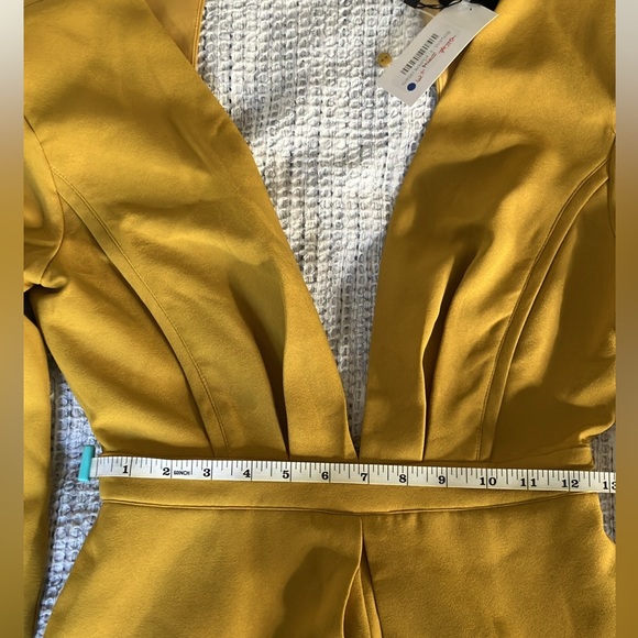 Deep V-neck romper - Picture 7 of 7